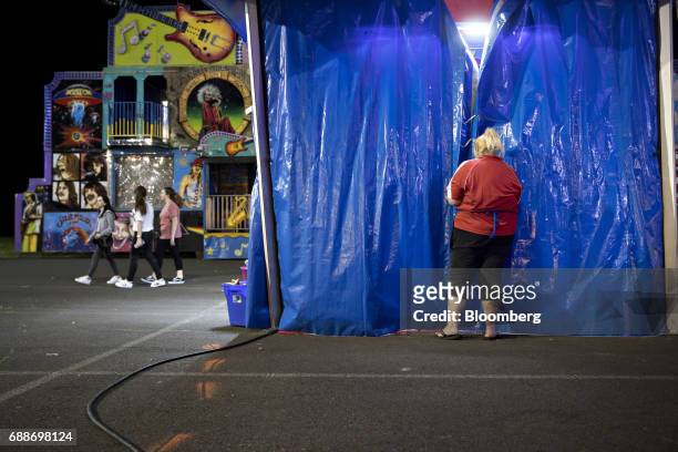 Game operator closes the Lucky Duck game at the end of the night during the Dreamland Amusements carnival in the parking lot of the Neshaminy Mall in...