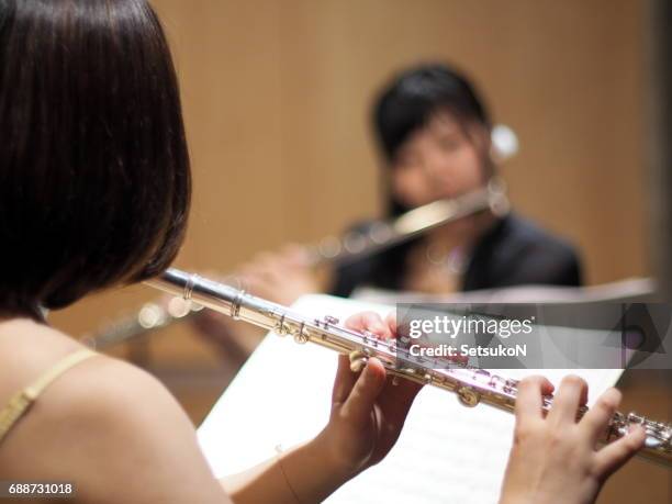 nahaufnahme einer frau ein flötenspiel - notenständer stock-fotos und bilder