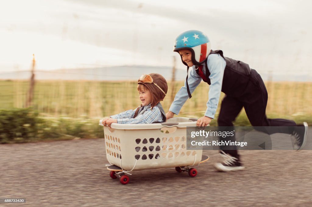 Zwei Young Business Boys Racing auf Skateboard