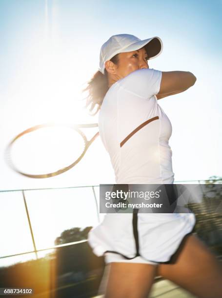 gros plan de la joueuse de tennis jeune femme asiatique, frapper un coup droit attitude ouverte - tennis raquet close up photos et images de collection
