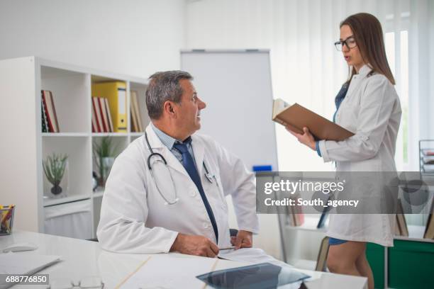 arzt und assistant - ordination stock-fotos und bilder