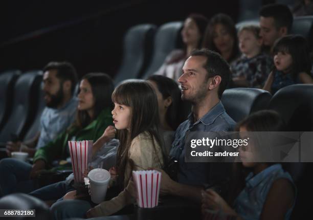 padre con la figlia che guarda un film al cinema - get out 2017 film foto e immagini stock