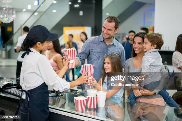 familie im kino, kauf von lebensmitteln auf die candy shop - get out 2017 film stock-fotos und bilder