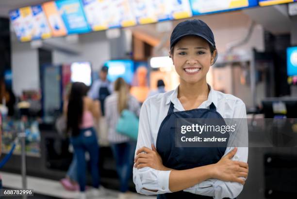 portret van een gelukkige vrouw die werkt in de bioscoop - food stall stockfoto's en -beelden