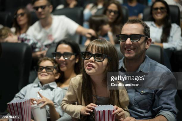 portret van een gelukkige familie in de bioscoop 3d bril - family portrait 3d stockfoto's en -beelden