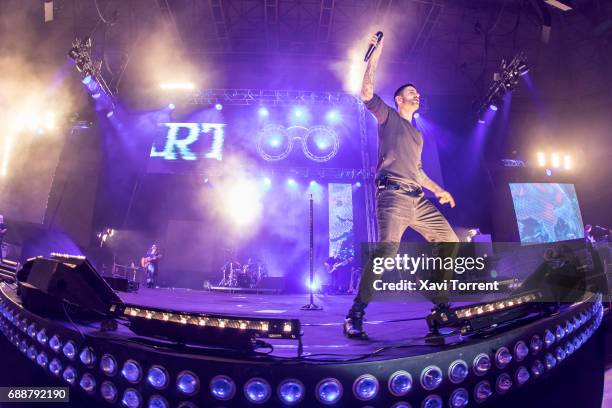 Melendi performs in concert at Palau Sant Jordi on May 26, 2017 in Barcelona, Spain.