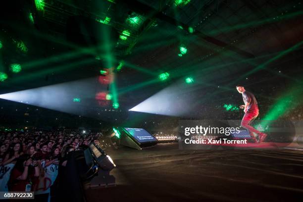 Melendi performs in concert at Palau Sant Jordi on May 26, 2017 in Barcelona, Spain.