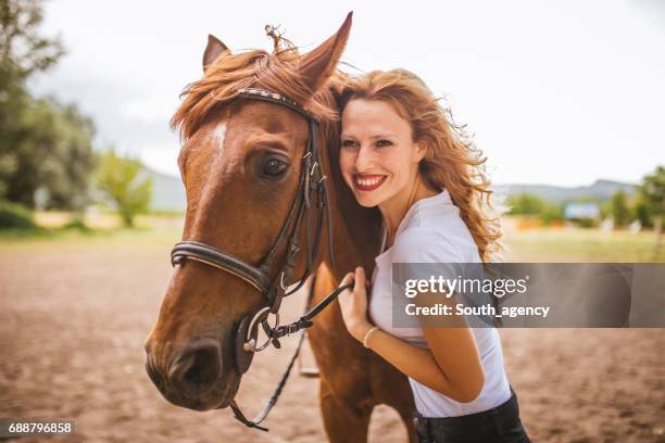 mooi meisje en mooi paard - kastanjebruin paardenkleur stockfoto's en -beelden