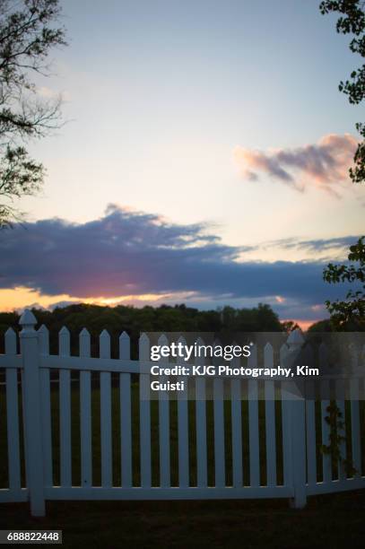 white fence with sunset - tuinhek stockfoto's en -beelden