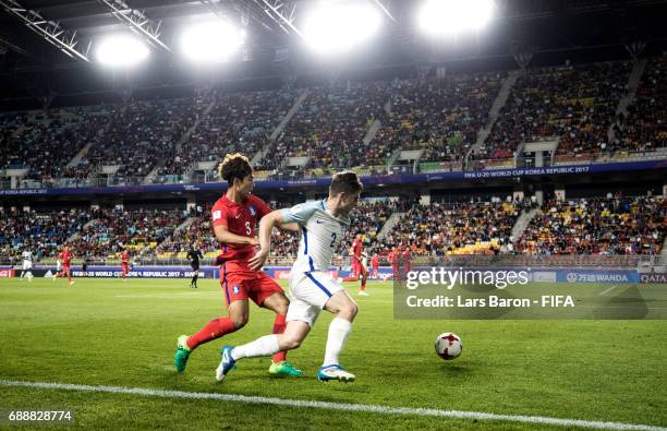 Lee Sangmin of Korea Republic challenges Jonjoe Kenny of England during the FIFA U-20 World Cup Korea Republic 2017 group A match between England and...