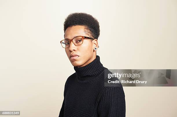 portrait of young man wearing glasses - gola rolê - fotografias e filmes do acervo