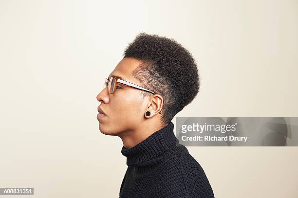 portrait of young man wearing glasses - vista laterale foto e immagini stock