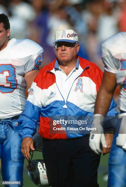 Defensive coordinator Buddy Ryan of the Houston Oilers looks on during an NFL football game circa 1993. Ryan was the defensive coordinator for the...