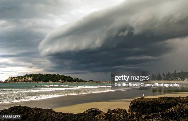 beach storms - mount maunganui stock-fotos und bilder