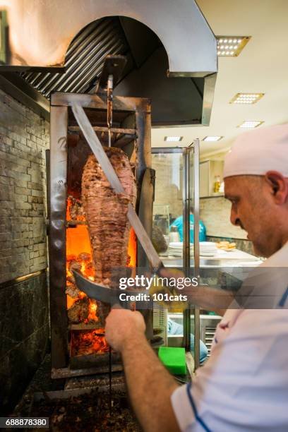 doner kebab wird geschnitten, das von chefkoch - halal stock-fotos und bilder