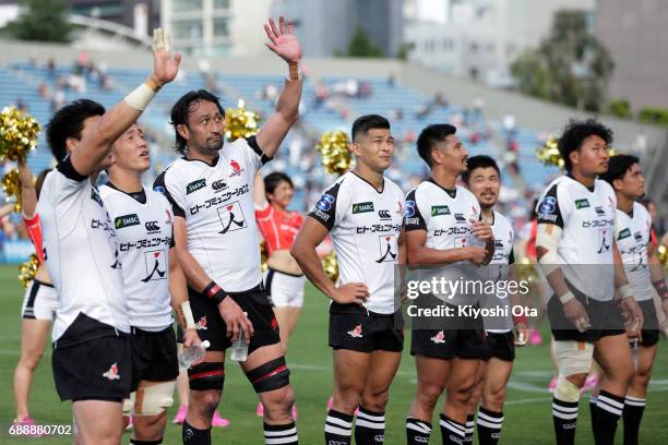 Sunwolves players wave to fans after the Super Rugby Rd 14 match between Sunwolves and Cheetahs at Prince Chichibu Memorial Ground on May 27, 2017 in...