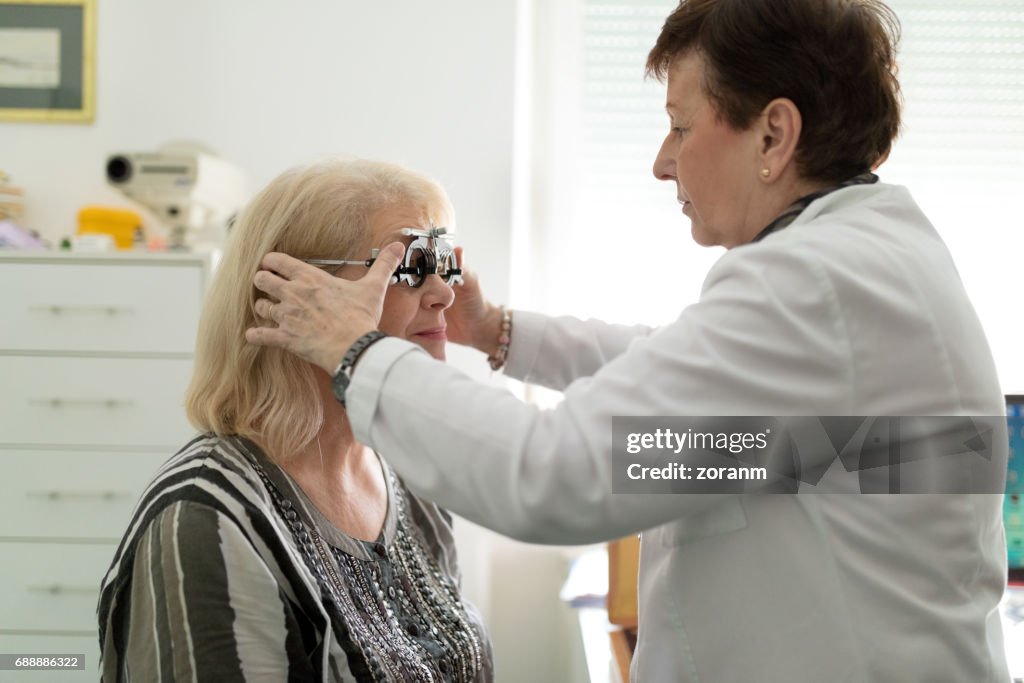 Optométriste réglage bâti d’essai pour le patient