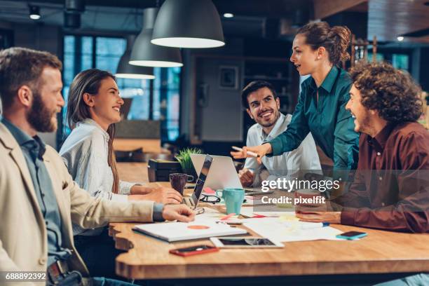 travail d’équipe et bon leadership mènent au succès - travail déquipe photos et images de collection