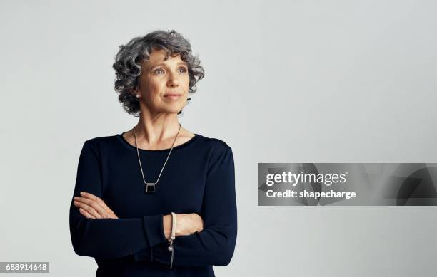 confiants en ce qui a été et ce qui est plus - mannequin métier photos et images de collection