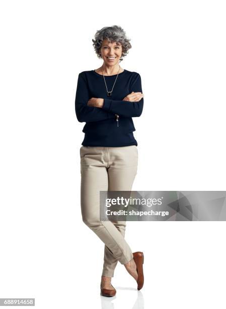 selbstvertrauen ist die säule der eine starke persönliche präsenz - old woman full body stock-fotos und bilder