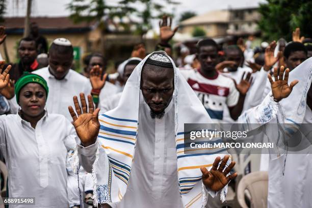 Indigenous People of Biafra supporters and members of the Yahveh Yashua Synagogue celebrate Shabbat in Umuahia, on May 27, 2017. / AFP PHOTO / MARCO...