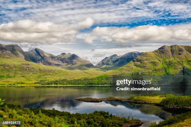upper loch torridon in scotland's northwest highlands - lago torridon imagens e fotografias de stock