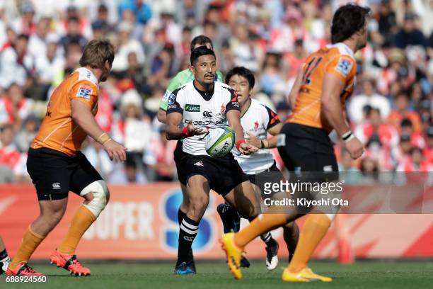 Keisuke Uchida of the Sunwolves passes the ball during the Super Rugby Rd 14 match between Sunwolves and Cheetahs at Prince Chichibu Memorial Ground...