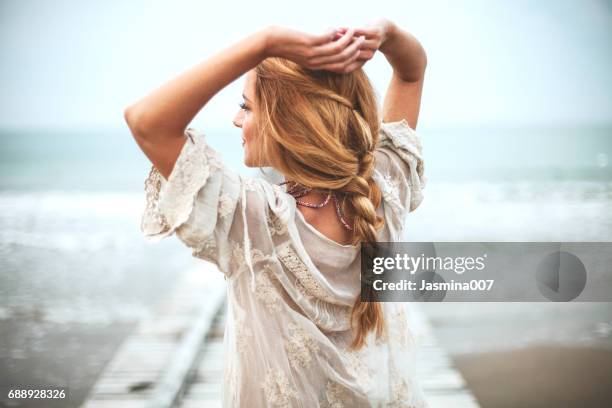 verträumte mädchen am strand - beach woman stock-fotos und bilder