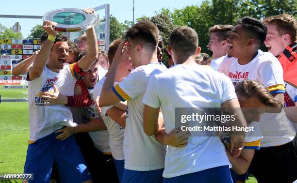 The team of Braunschweig celebrates winning the DFB Juniors Cup Final 2017 between Eintracht Braunschweig U19 and FC Carl Zeiss Jena U19 at Stadion...