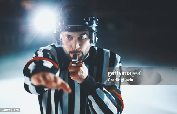 sport-schiedsrichter - eishockey liga stock-fotos und bilder