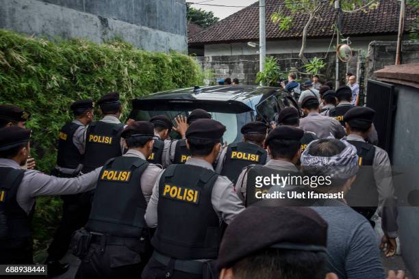 Indonesian police escort the car carrying Schapelle Corby as she prepares for deportation from Indonesia on May 27, 2017 in Bali, Indonesia....