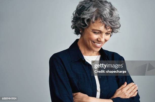 algunas cosas sólo inspiran sonrisas instantáneas - mirar hacia abajo fotografías e imágenes de stock