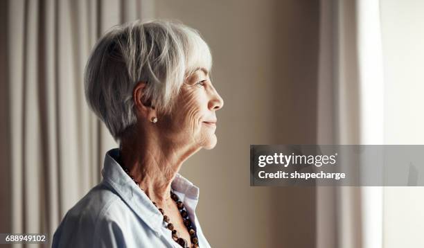 zoveel herinneringen om terug te blikken op... - ziekte van alzheimer stockfoto's en -beelden