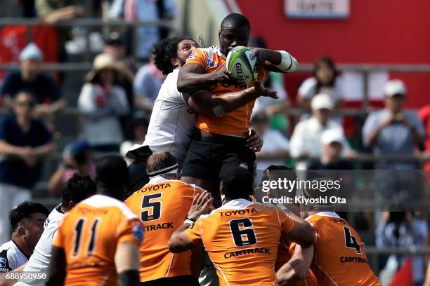 Sam Wykes of the Sunwolves and Oupa Mohoje of the Cheetahs battle for the ball during the Super Rugby Rd 14 match between Sunwolves and Cheetahs at...