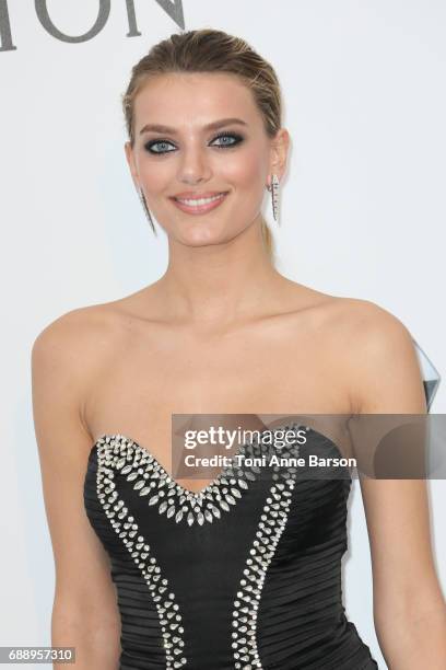 Bregje Heinen arrives at the amfAR Gala Cannes 2017 at Hotel du Cap-Eden-Roc on May 25, 2017 in Cap d'Antibes, France.