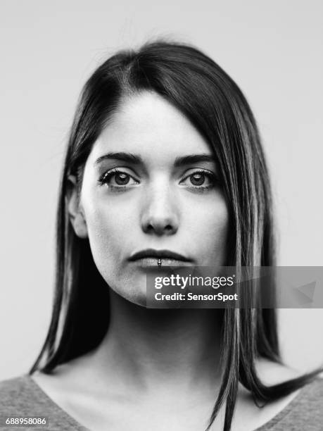 zwart-wit portret van zelfverzekerde echte jonge vrouw - mouth thinking stockfoto's en -beelden