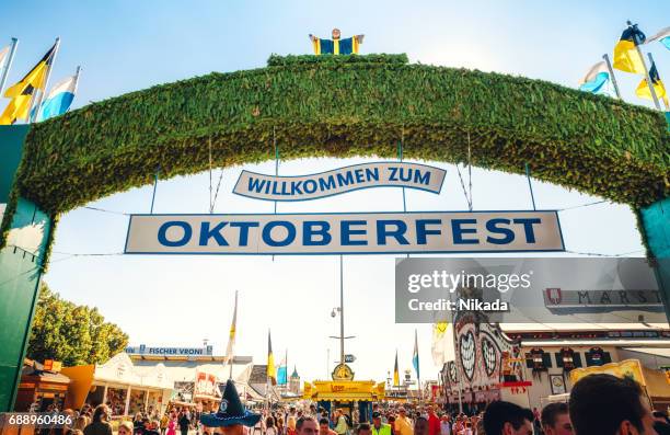 cancello d'ingresso principale alla fiera oktoberfest di monaco di baviera, germania - monaco national day 2016 foto e immagini stock