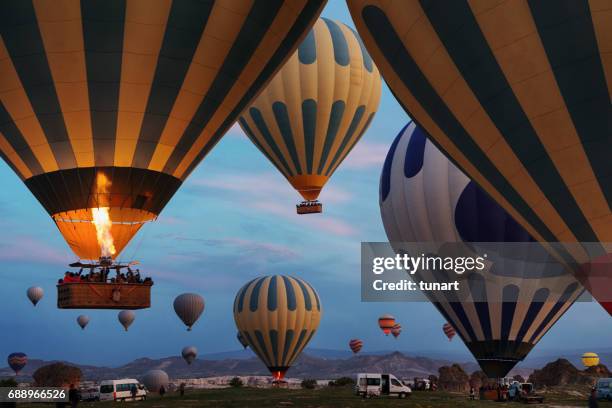 mongolfiere in cappadocia - mongolfiera foto e immagini stock