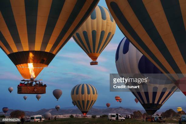 hot air balloons in cappadocia - air balloon imagens e fotografias de stock