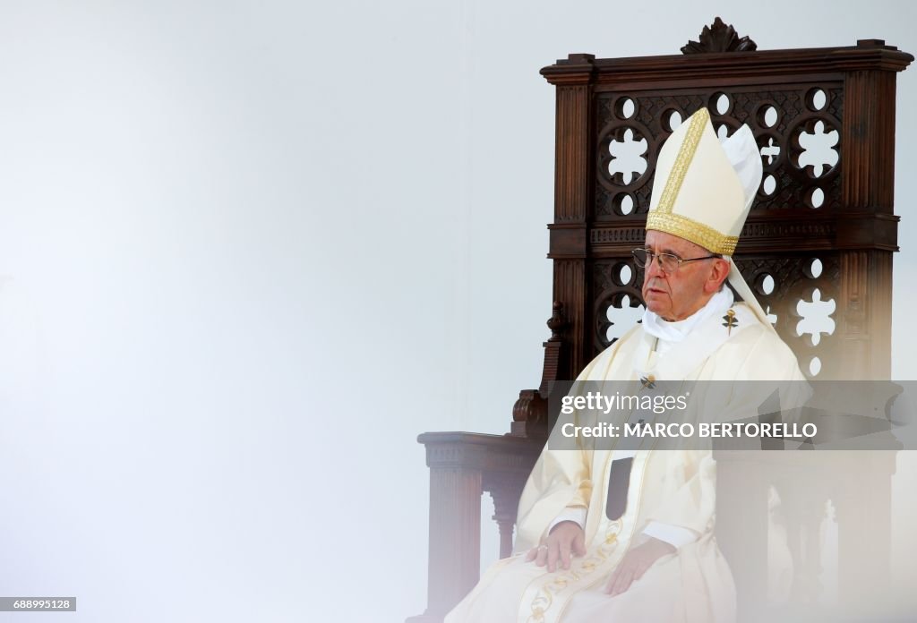 TOPSHOT-ITALY-POPE-VISIT-GENOA