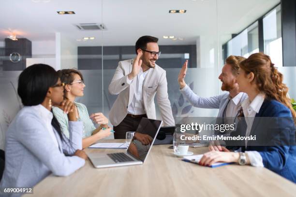 el final de una reunión exitosa - oficio de ventas fotografías e imágenes de stock