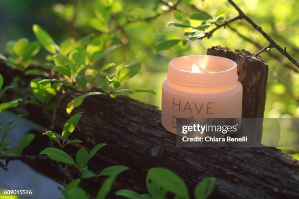 candle at sunset - simbolo di cuore stockfoto's en -beelden