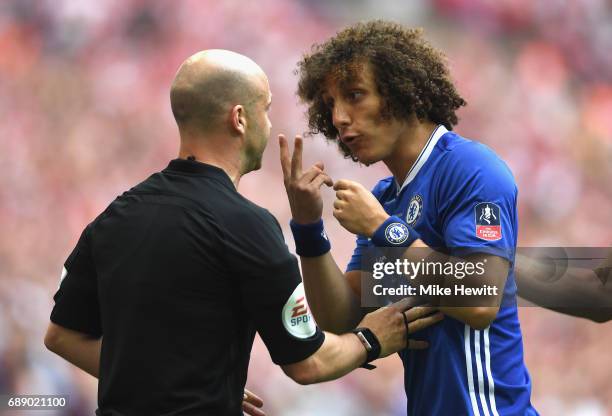 David Luiz of Chelsea argues with referee Anthony Taylor during The Emirates FA Cup Final between Arsenal and Chelsea at Wembley Stadium on May 27,...