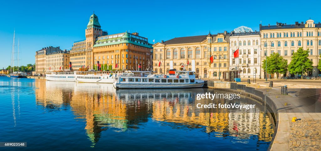 Stockholm cedo sol iluminando Nybroviken Porto cais panorama Suécia de quente