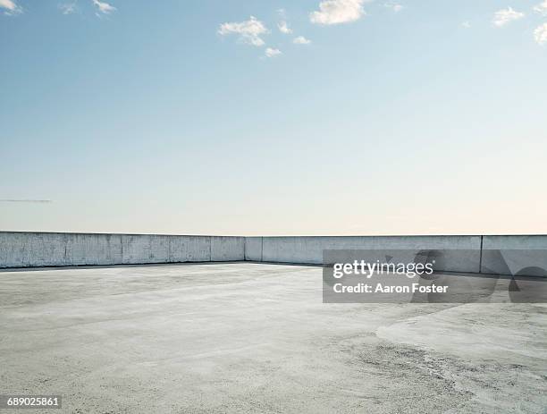 roof top parking lot - tetto foto e immagini stock