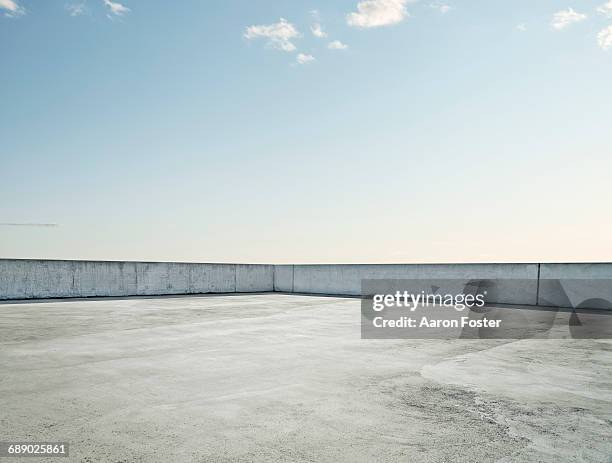 roof top parking lot - empty parking lot stockfoto's en -beelden