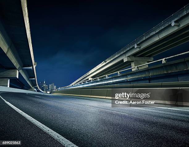 innercity over pass at night. - urban road stockfoto's en -beelden