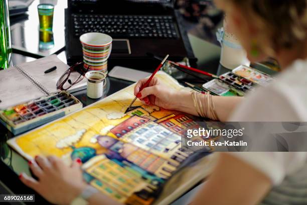 artist working at home - illustrator imagens e fotografias de stock