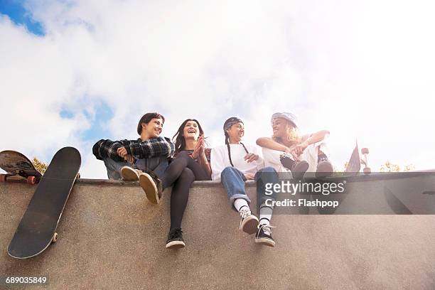 group of friends at skatepark - skatepark foto e immagini stock
