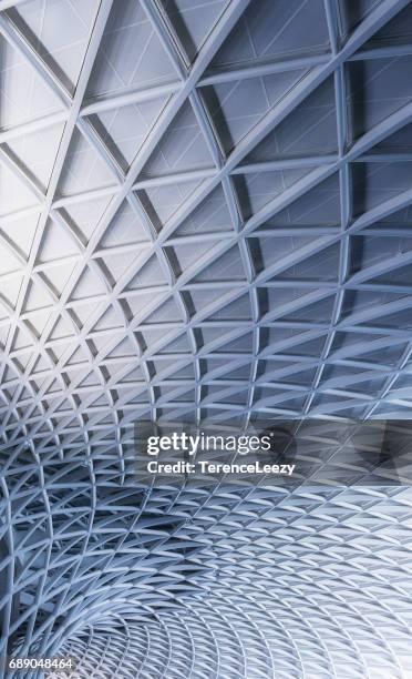 low angle view of kings cross station, london - bogen architektonisches detail stock-fotos und bilder